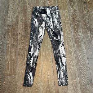 Under Armour printed compression leggings in like new condition!